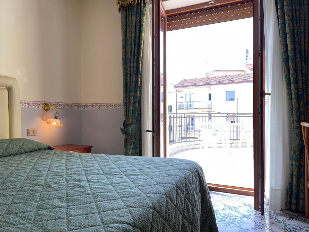 Hotel Reginella SantʼAgata sui Due Golfi Exterior foto