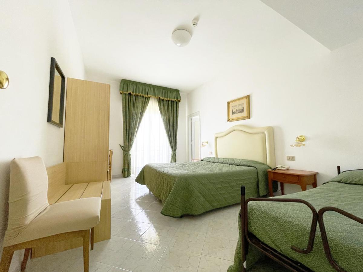 Hotel Reginella SantʼAgata sui Due Golfi Exterior foto