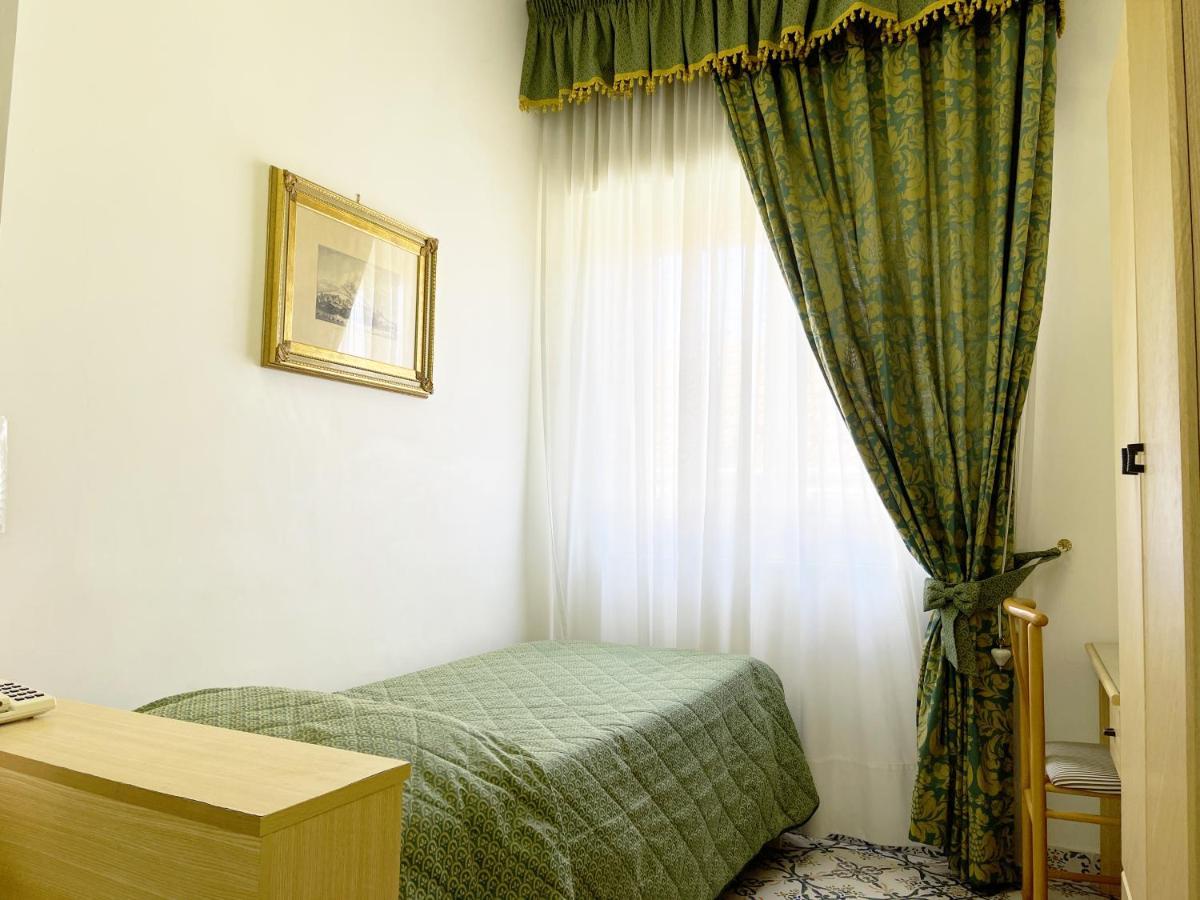 Hotel Reginella SantʼAgata sui Due Golfi Exterior foto