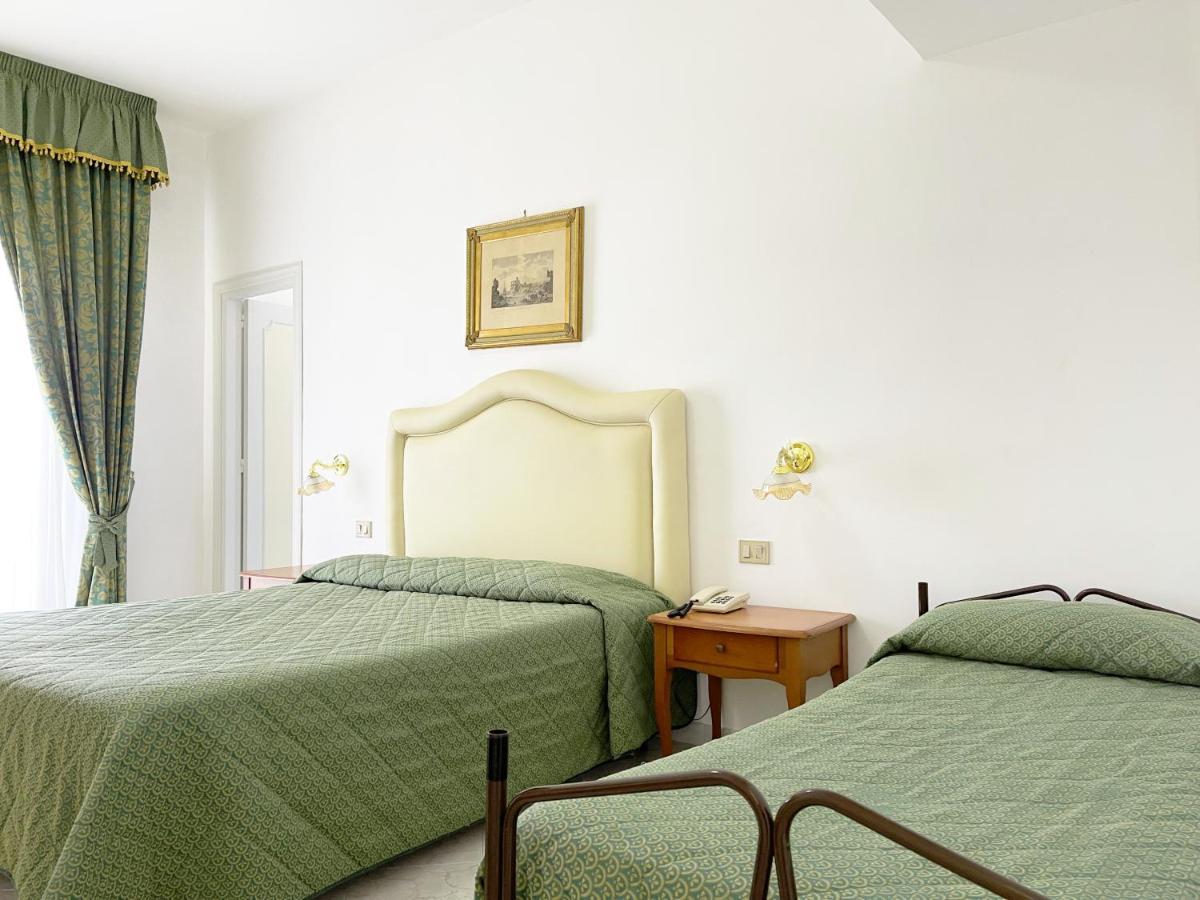 Hotel Reginella SantʼAgata sui Due Golfi Exterior foto